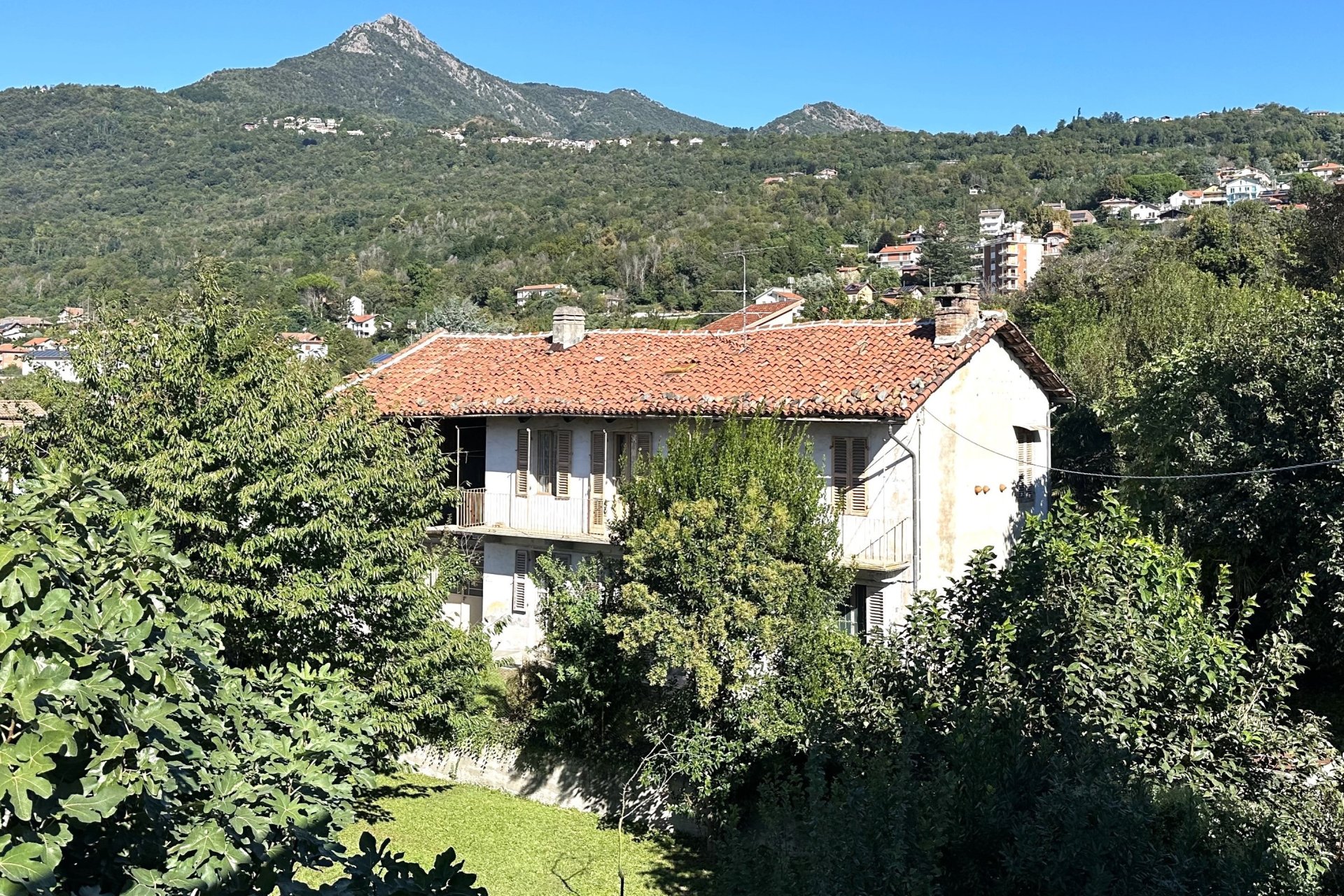 Almese - Cascinale indipendente con giardino centralissimo