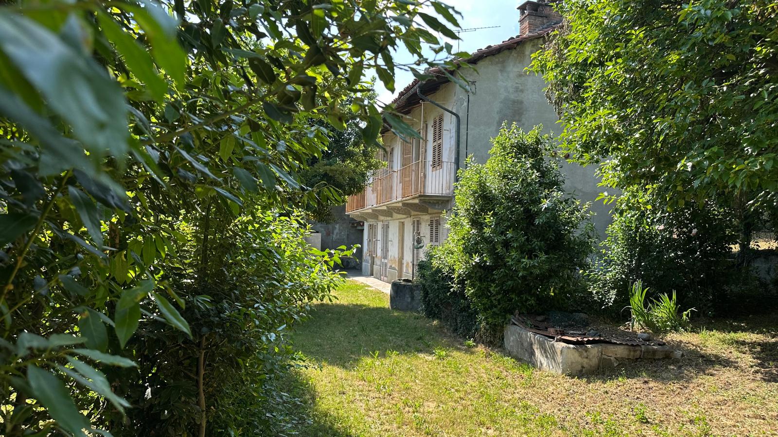 Almese - Cascinale indipendente con giardino centralissimo