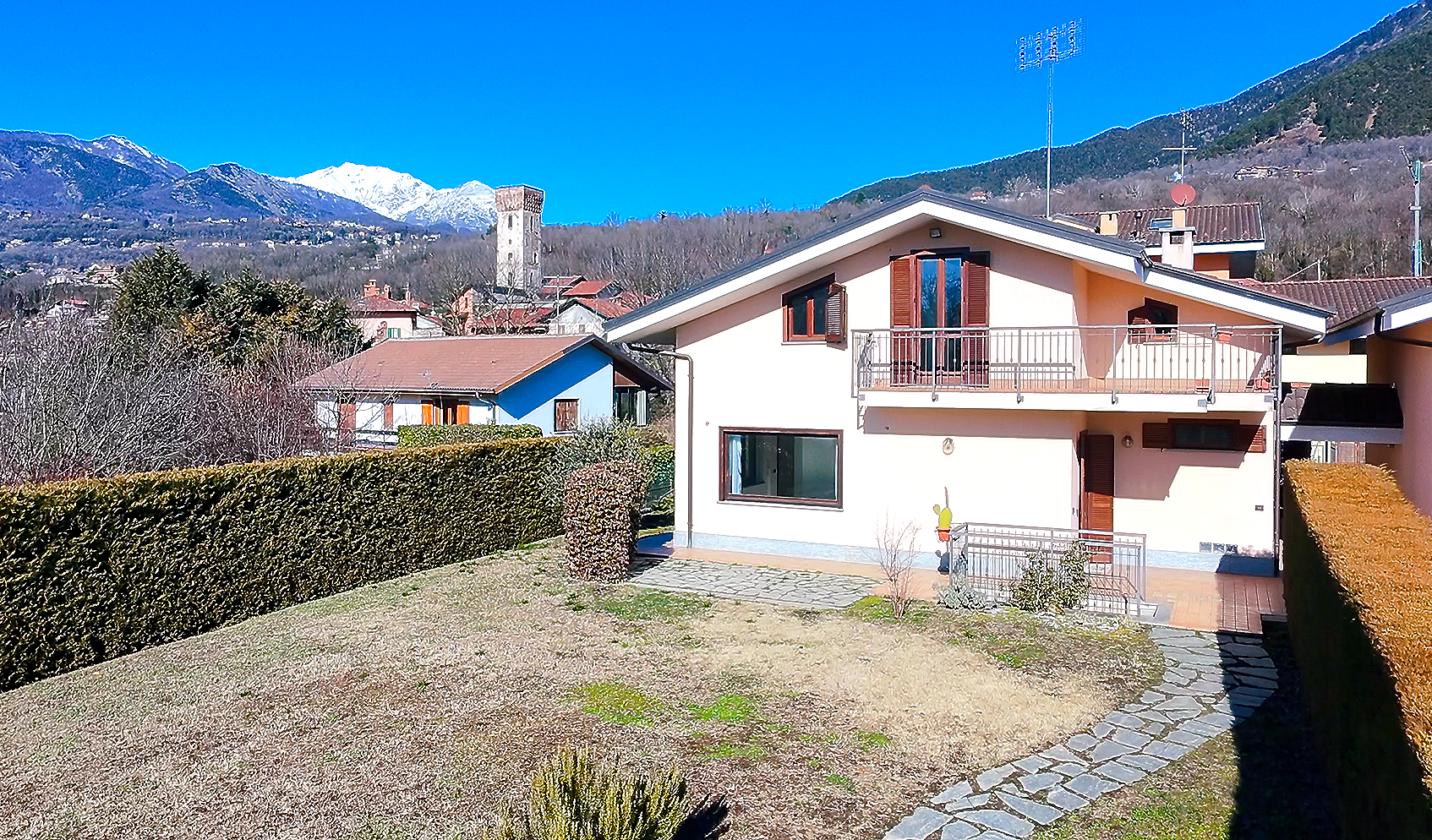 Villetta indipendente in splendida posizione con giardino